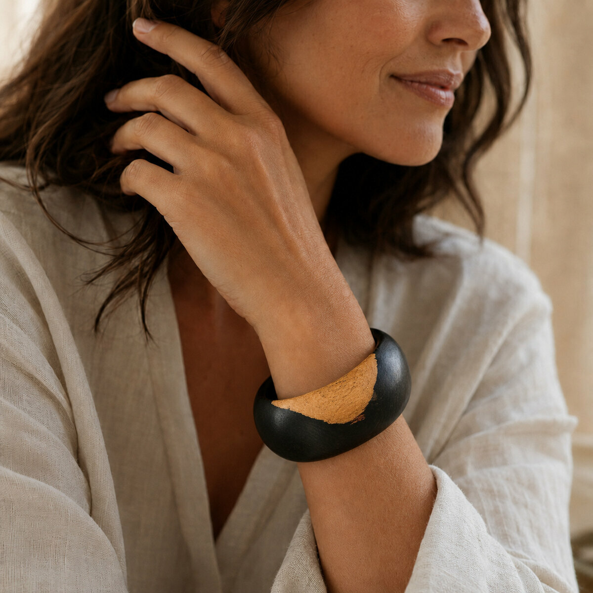 Bracelet Galet en &Eacute;b&egrave;ne Massif � Manchette Bicolore Bois Naturel Fait Main