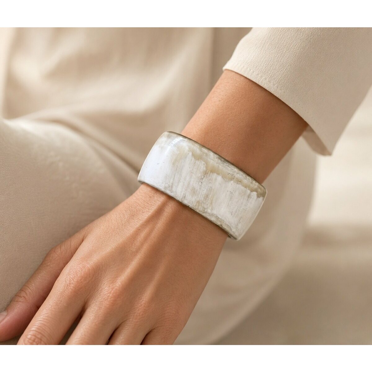 Bracelet Manchette en Corne Naturelle Blanche � Bijou Sculpt&eacute; Fait Main