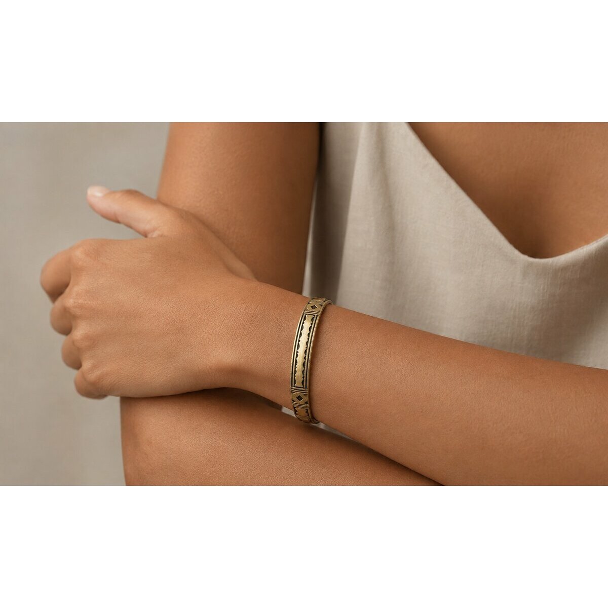 Bracelet Touareg en Laiton Grav&eacute; Main � Jonc Ajustable &agrave; Embouts Sph&eacute;riques