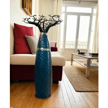 Baobab Bleu Métal Recyclé Fait Main – Sculpture Arbre de Vie Madagascar, Déco Nature Design baobab-bleu-metal-recycle-decoration-interieure-salon-contemporain