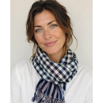 Krama Cambodgien Coton Tissé Main – Foulard Carreaux Marine Lavande, Écharpe Ethnique Multiusage krama-cambodgien-coton-tisse-main-foulard-carreaux-marine-lavande-porte