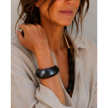 Bracelet Jonc Ébène Design Moderne – Bijou Bois Précieux Fait Main Bracelet Jonc Ébène Porté – Bijou Bois Noir Design Minimaliste