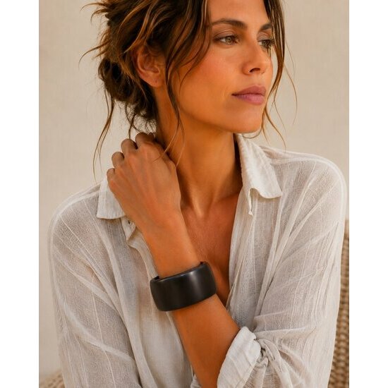 Bracelet Plat Ébène – Jonc Large Bois Noir Profil Bas Fait Main Bracelet Plat Ébène Porté – Jonc Large Bois Noir Style Minimaliste
