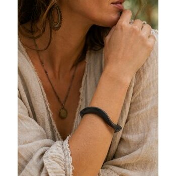 Bracelet Ébène Ligne Ondulée – Jonc Bois Noir Sculpté Main Bracelet Ébène Ondulé Porté – Bijou Bois Noir Léger Femme