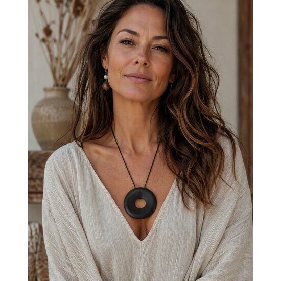 Pendentif Rond &Eacute;b&egrave;ne � Grand M&eacute;daillon Bois Noir Sculpt&eacute; Main