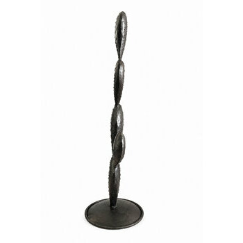 Grand cactus en métal recyclé noir – Sculpture artisanale 90 cm Grand cactus décoratif en fer recyclé sur socle – Vue latérale