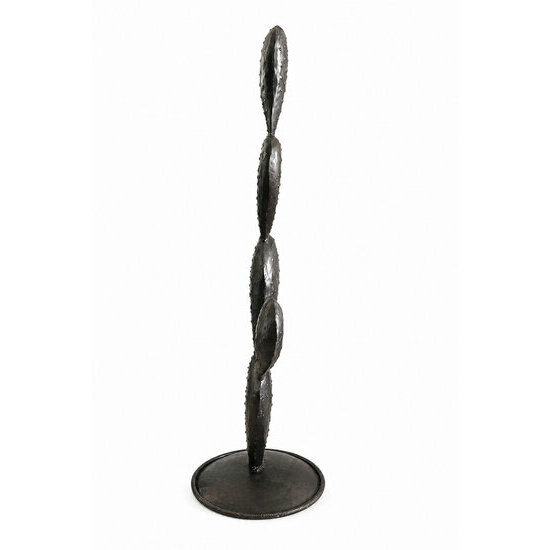 Grand cactus en métal recyclé noir – Sculpture artisanale 90 cm Grand cactus décoratif en fer recyclé sur socle – Vue latérale