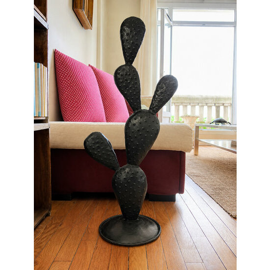 Grand cactus en métal recyclé noir – Sculpture artisanale 90 cm Grand cactus en métal recyclé noir 90 cm dans un salon contemporain