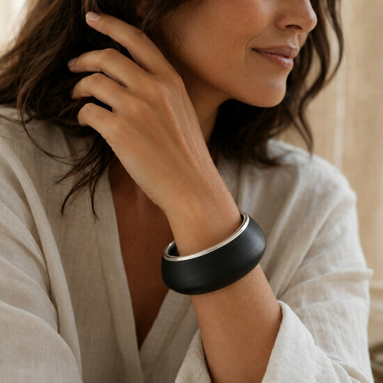 Bracelet Jonc Ébène & Argent Massif 925 – Design Noir Sculptural Bracelet Ébène et Argent 925 Porté – Jonc Large Noir pour Femme