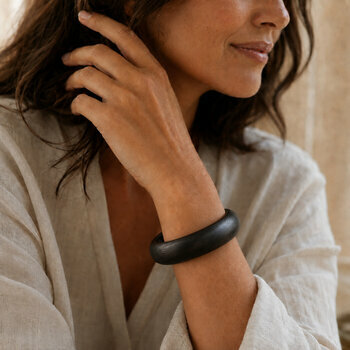 Bracelet Ouvert en Ébène Massif – Jonc Croissant Sculpté Fait Main Bracelet Ébène Ouvert Porté – Bijou Bois Noir Léger au Style Épuré