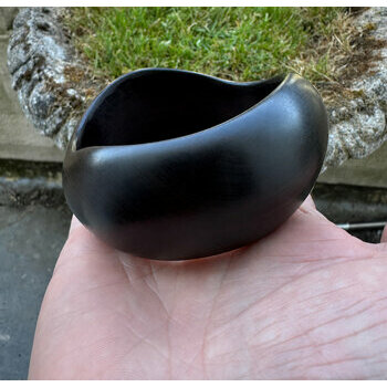 Bracelet Vague en Ébène Massif – Manchette Asymétrique Façonnée Main Bijou en Bois d’Ébène Sculpté – Manchette Noire Forme Libre