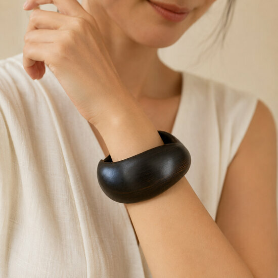 Bracelet Vague en Ébène Massif – Manchette Asymétrique Façonnée Main Manchette Vague en Ébène Portée – Bracelet Sculptural Bois Noir Femme