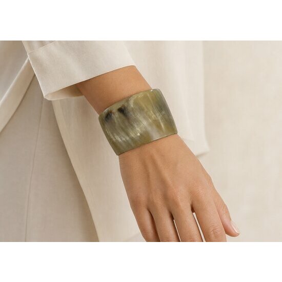 Manchette en Corne Naturelle Translucide – Bracelet Fumé Fait Main Manchette en Corne Naturelle Portée – Bracelet Translucide Fumé Femme