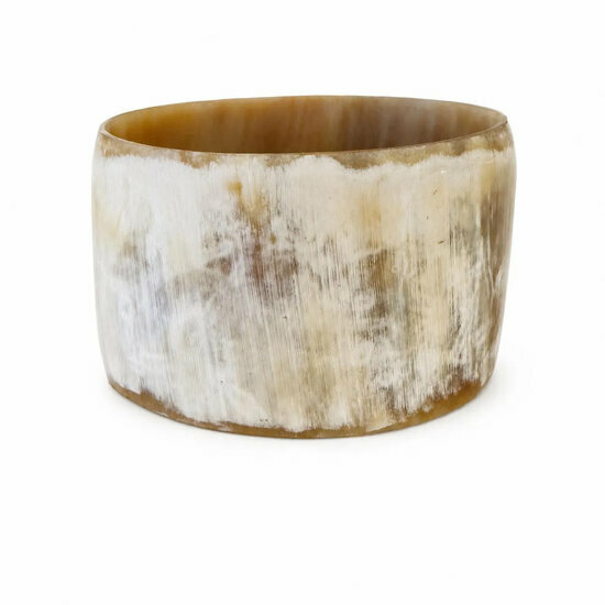 Bracelet manchette en corne naturelle claire marbr�e fait main