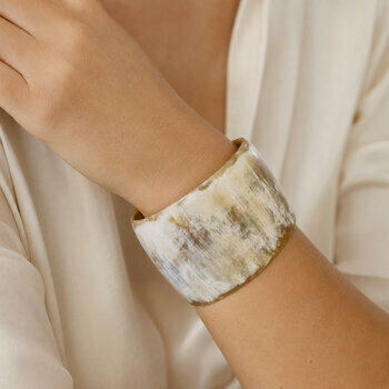 Bracelet manchette en corne naturelle blonde port� par une femme
