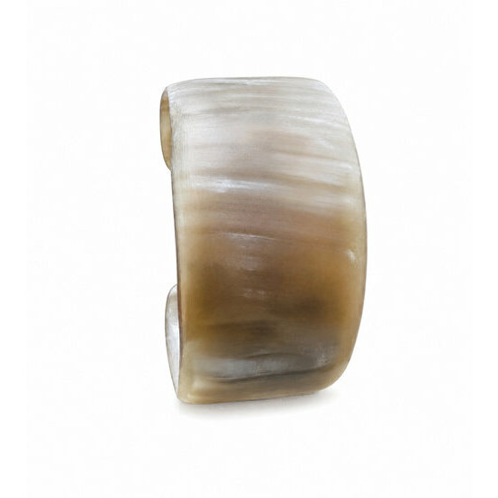 Bracelet Ouvert en Corne Blonde – Manchette Nacrée Fait Main Bracelet corne fait main – Manchette beige naturelle vue profil