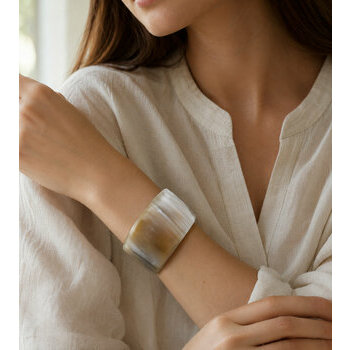 Bracelet Ouvert en Corne Blonde – Manchette Nacrée Fait Main Bracelet en corne naturelle porté – Manchette artisanale femme