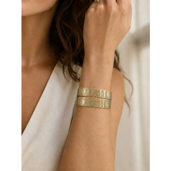 Bracelet Touareg en Laiton Gravé – Manchette Artisanale Signée Bracelet Touareg en Laiton Gravé Porté – Manchette Artisanale Réglable
