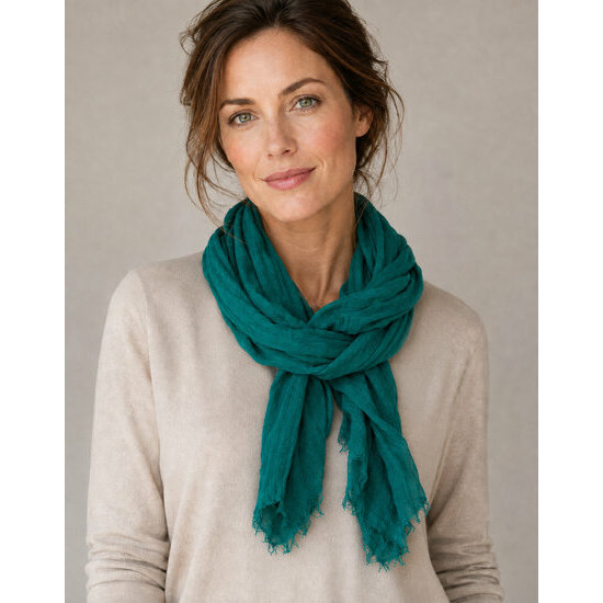 Chèche Touareg Vert en Coton – Écharpe Longue à Bords Bruts Chèche Touareg Vert Porté – Écharpe Longue en Coton Femme