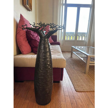 Sculpture baobab en m�tal recycl� dans un salon � d�coration artisanale
