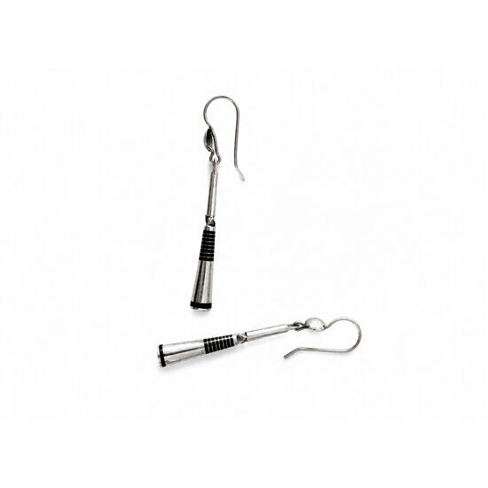 Boucles d'Oreilles Touareg Argent 800 et Ébène – Pendants Longs Gravés Main Boucles Pendantes Argent et Ébène – Bijou Saharien Léger Vue de Profil
