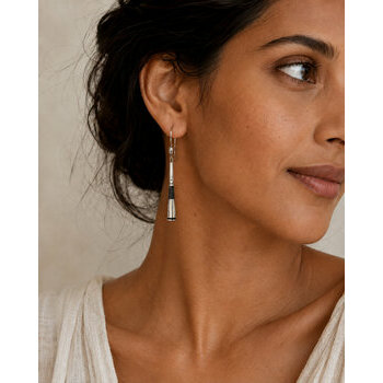 Boucles d'Oreilles Touareg Argent 800 et Ébène – Pendants Longs Gravés Main Boucles d’Oreilles Touareg Portées – Pendants Argent 800 et Ébène