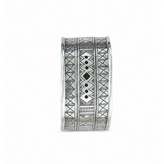 Bracelet Touareg Argent 925 Bijou d'exception – Manchette Gravée Signée Bracelet Touareg Large en Argent – Détail des Gravures Géométriques Manuelles