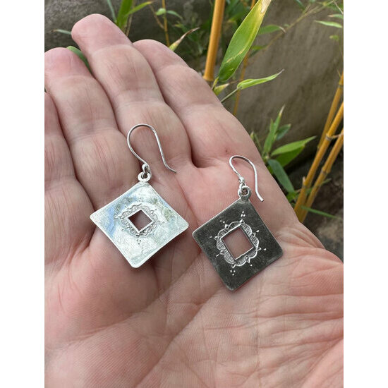 Boucles Pendantes Argent 925 en Main � Carr�s Ajour�s Artisanaux
