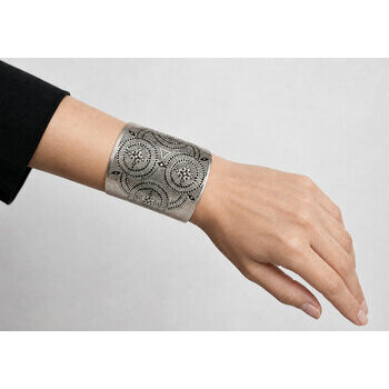 Manchette Mauritanienne Port�e � Bracelet Large Argent� Grav� Main