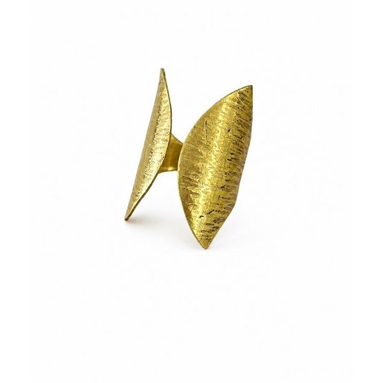 Bague Papillon en Laiton Martelé – Anneau Sculptural Réglable Bague Papillon en Laiton Martelé – Bijou Graphique Fait Main