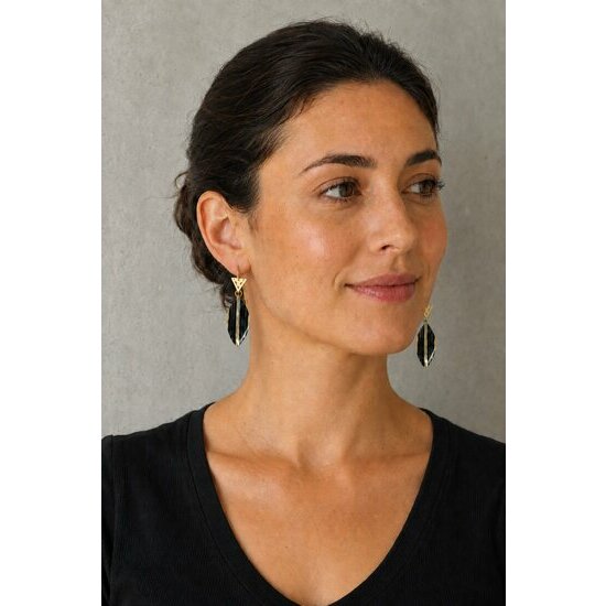 Boucles d�Oreilles Bois Femme Port�es � �b�ne et Laiton Dor�