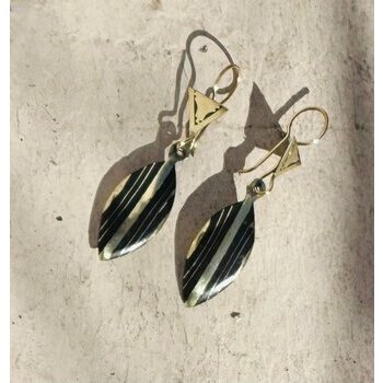 Boucles Pendantes en Bois d��b�ne � Bijou Feuille Noir et Dor�