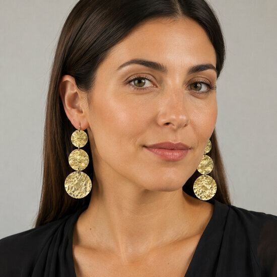 Boucles d'Oreilles Dorées Martelées – Pendants Artisanaux en Laiton Boucles d’Oreilles Dorées Femme Portées – Pendants Martelés en Laiton