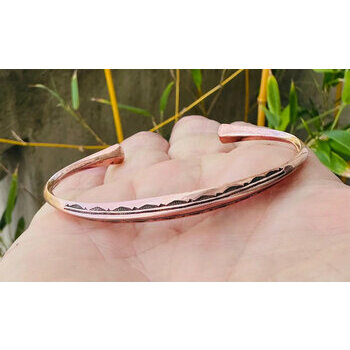 Bracelet Cuivre Massif Gravé Main – Jonc Réglable Bien-Être Bracelet Cuivre Massif Gravé Main – Bijou bien être Réglable