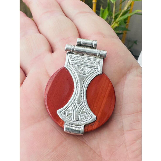 Pendentif Jaspe Rouge Argent 925 – Bijou Touareg Gravé Main Pendentif Jaspe Rouge en Main – Argent 925 Gravé Fait Main