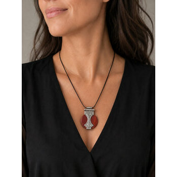 Pendentif Jaspe Rouge Argent 925 – Bijou Touareg Gravé Main Pendentif Jaspe Rouge Argent 925 Porté – Bijou Pierre Naturelle Femme