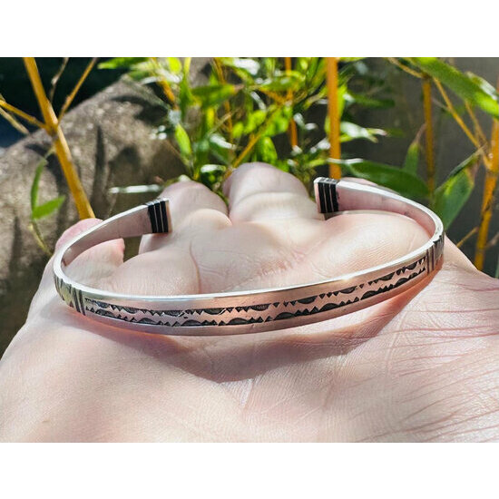 Bracelet Mixte Argent 925 & Ébène – Jonc Fin Gravé Main Bracelet Argent et Bois d’Ébène – Bijou Mixte Fait Main
