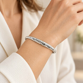 Bracelet Fin Argent 925 – Jonc Minimaliste Unisexe Gravé Main Bracelet Fin Argent 925 Porté – Jonc Unisexe Minimaliste Fait Main