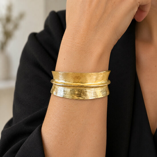 Bracelet Peul Fulani Doré – Manchette Africaine Réglable Fait Main Bracelet Peul Fulani Porté – Manchette Africaine Dorée Réglable