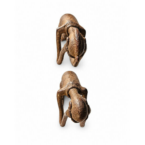 Couple Dogon en laiton patine bronze – Deux statuettes assises, 18 cm Paire de sculptures Dogon en laiton, 18 cm – Vue du dessus