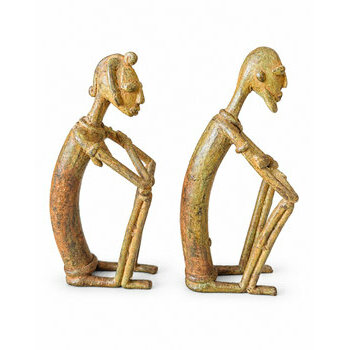 Paire de statuettes Dogon en laiton patine bronze – Couple assis, 18 cm African Brass Sculptures with Bronze Patina – Seated Couple, Right Side View