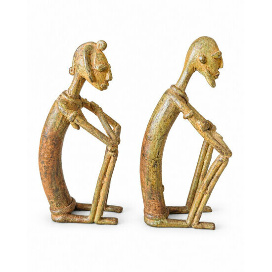 Paire de statuettes Dogon en laiton patine bronze – Couple assis, 18 cm African Brass Sculptures with Bronze Patina – Seated Couple, Right Side View