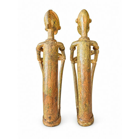Paire de statuettes Dogon en laiton patine bronze – Couple assis, 18 cm Statuettes Dogon faites main en laiton, 18 cm – Vue de dos
