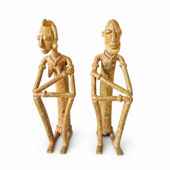 Paire de statuettes Dogon en laiton patine bronze – Couple assis, 18 cm Couple Dogon en laiton à patine bronze – Deux statuettes assises vues de face