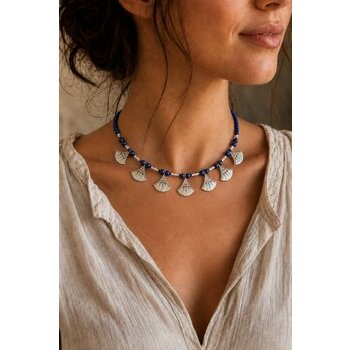Collier court lapis-lazuli et argent 925 � Bijou bleu port� au cou