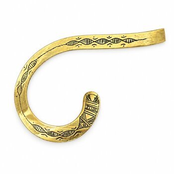 Collier torque asymétrique en laiton – Ras-du-cou gravé main Collier en laiton à motifs touaregs – Détail des gravures et de l’extrémité recourbée