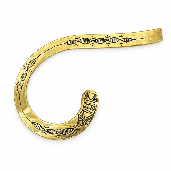 Collier torque asymétrique en laiton – Ras-du-cou gravé main Collier en laiton à motifs touaregs – Détail des gravures et de l’extrémité recourbée