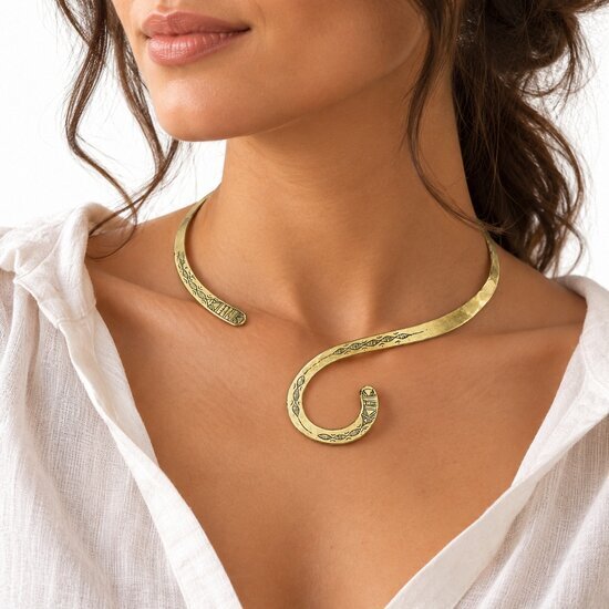Collier torque asymétrique en laiton – Ras-du-cou gravé main Collier torque femme en laiton – Ras-du-cou asymétrique porté