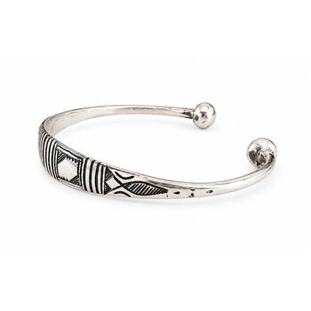 Bracelet touareg argent 925 et ébène – Jonc réglable gravé main Bracelet touareg réglable en argent 925 et ébène – Vue de côté et extrémités arrondies