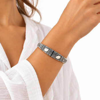 Bracelet touareg argent 925 et ébène – Jonc réglable gravé main Bracelet touareg argent 925 et ébène – Porté au poignet